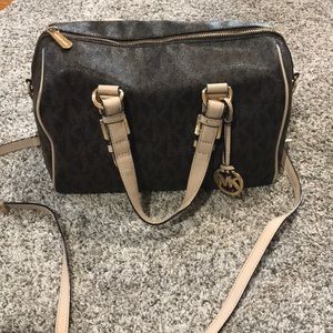 Micheal kors hand/crossbody bag